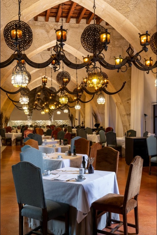 Comedor con arcos ojivales de piedra del Restaurante del Parador Jaén