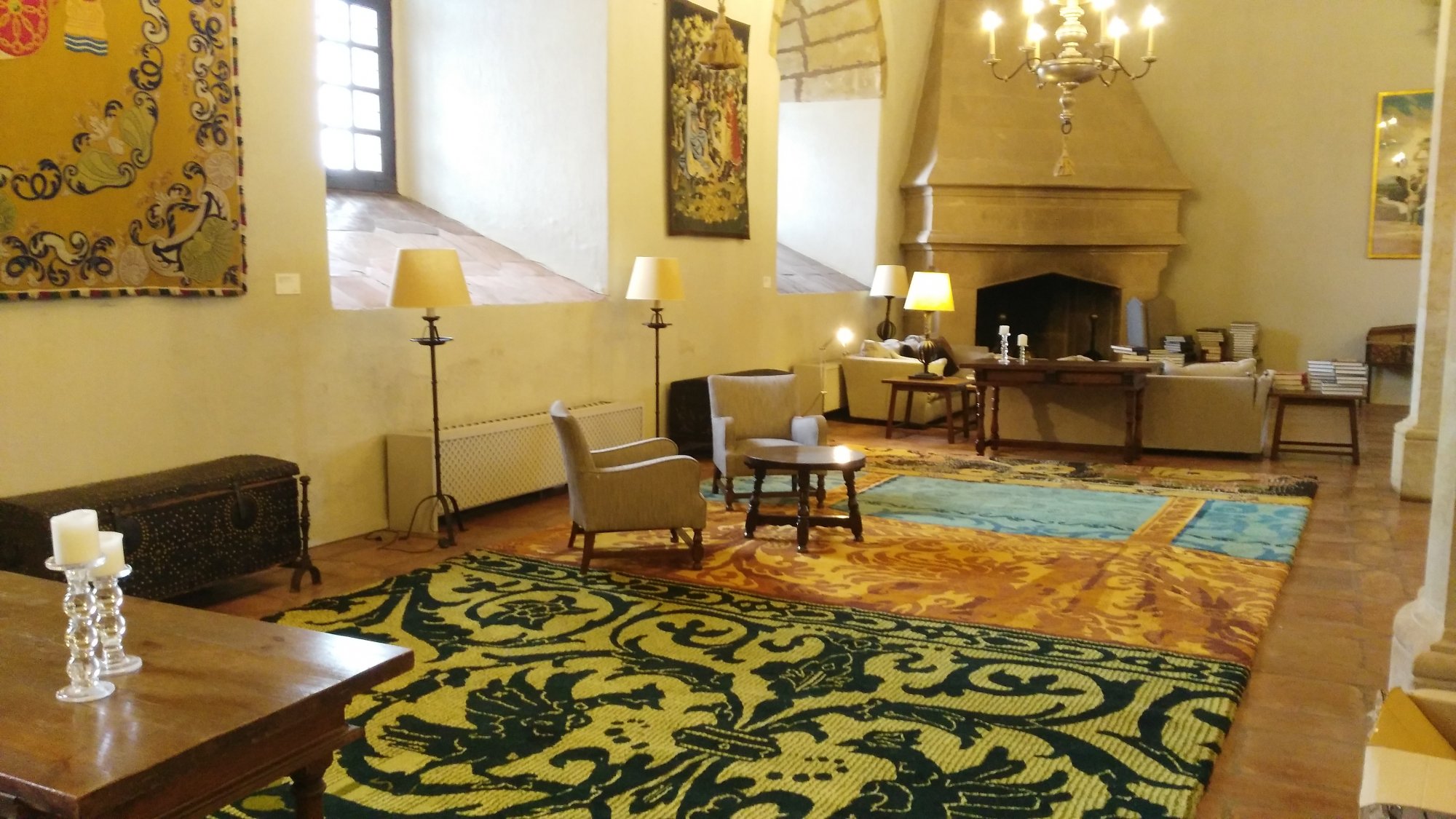 Salón del Trono chimenea Parador de Sigüenza tapices