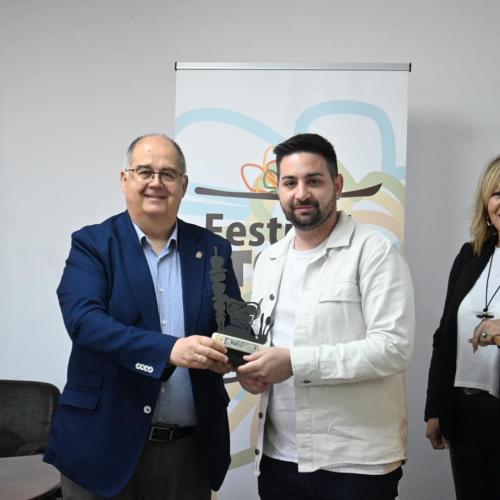 El jefe de Cocina del Parador, José Ismael Serrano Moreno, recibe el premio de manos del alcalde de la ciudad, Juan Carlos Fernández Calderón