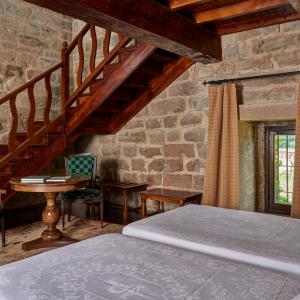 Dos camas y escaleras de madera en Habitación Doble Superior del Parador de Olite
