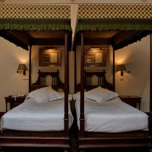 Dos camas con dosel en Habitación Doble Superior del Parador de Olite
