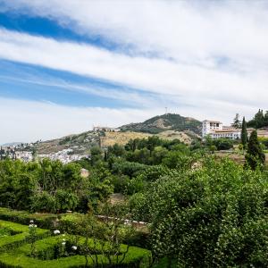 Vistas de los jardines del Parador de Granada con el Generalife de fondo