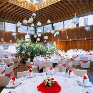 Mesas redondas en el salón de banquetes del Parador de Ceuta