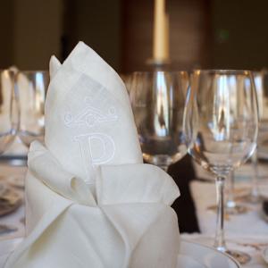 Detalle de servilleta en mesa de un salón de banquetes del Parador de La Granja