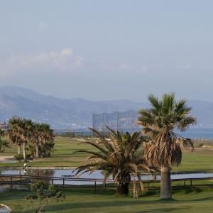 Campo de golf del Parador de Málaga Gibralfaro con la ciudad al fondo