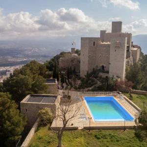 Vista aérea de la piscina exterior con el Parador de Jaén al fondo