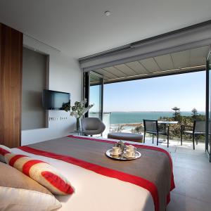 Habitación de matrimonio y gran balcón al mar del Parador de Cádiz 