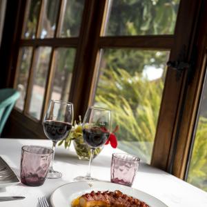 Rejo de pulpo asado, cremoso de papas negras y aceite de pimienta palmera en el restaurante del Parador de La Gomera