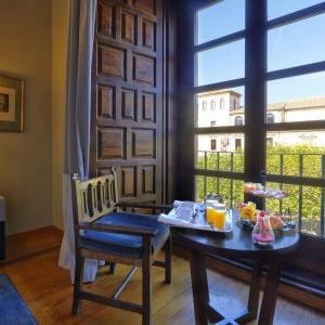 Desayuno para dos con vistas en una habitación del Parador de Zamora