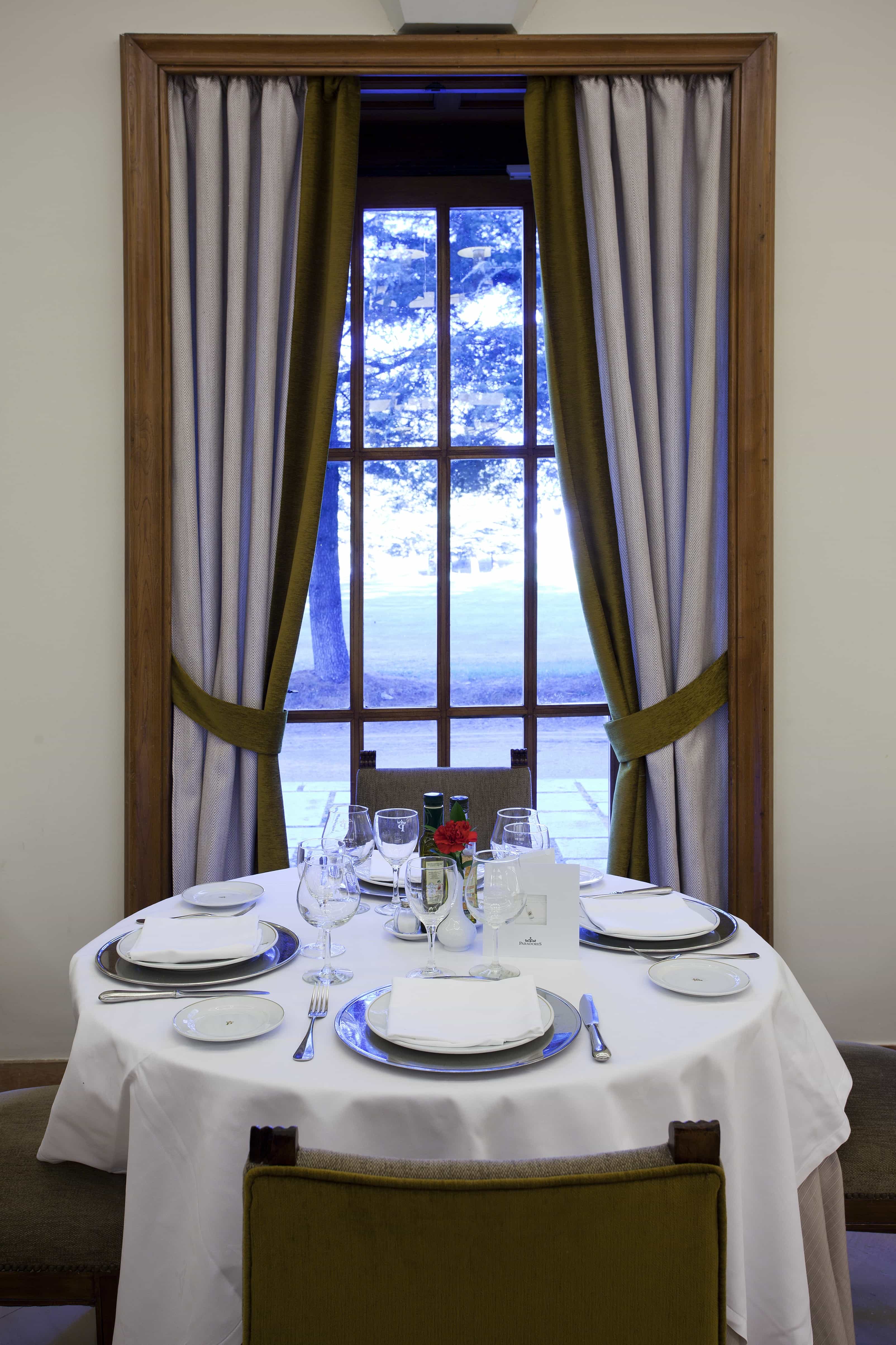 Mesa preparada junto a la ventana en el elegante comedor del Restaurante del Parador de Teruel