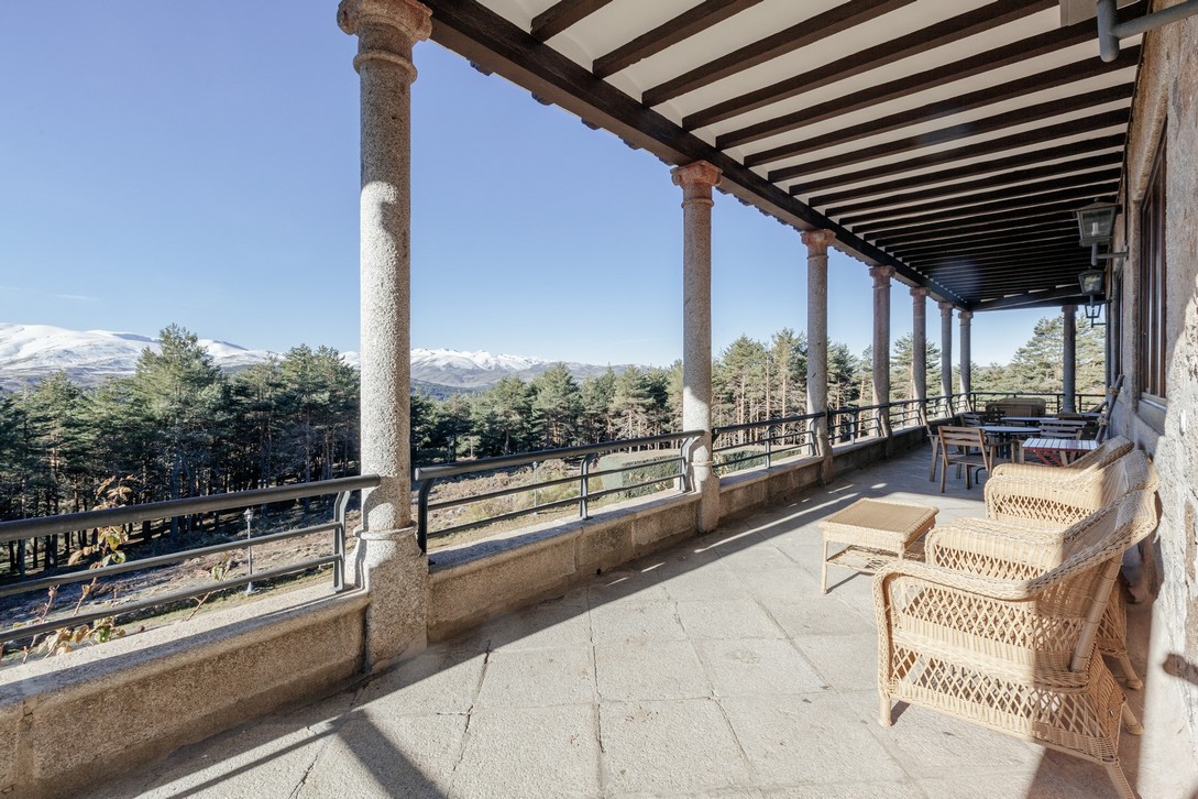 Parador de Gredos. Terraza cubierta.
