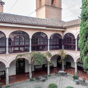 Vista de torre y patio del Parador de Granada
