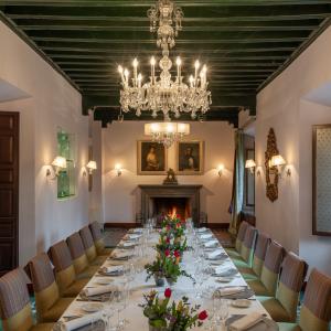 Montaje de banquete en salón del Parador de Granada