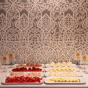 Detalle de buffet de desayuno en el Parador de Granada
