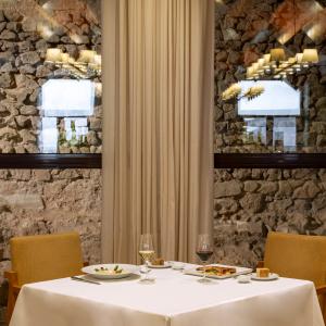 Montaje mesa restaurante del Parador de Lorca