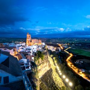 El río Guadalete y el casco histórico desde el solarium del Parador de Arcos de la Frontera por la noche