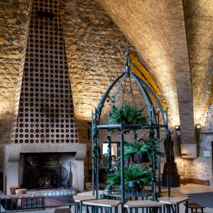 Gran chimenea y mesa redonda en el Salón social del Parador de Jaén
