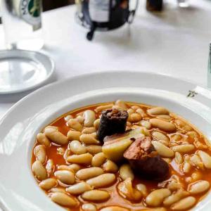 Fabada asturiana en el restaurante del Parador de Gijón