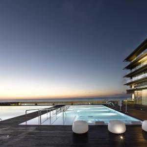 Piscina terapéutica en la piscina exterior del Parador de Cádiz iluminada al anochecer 